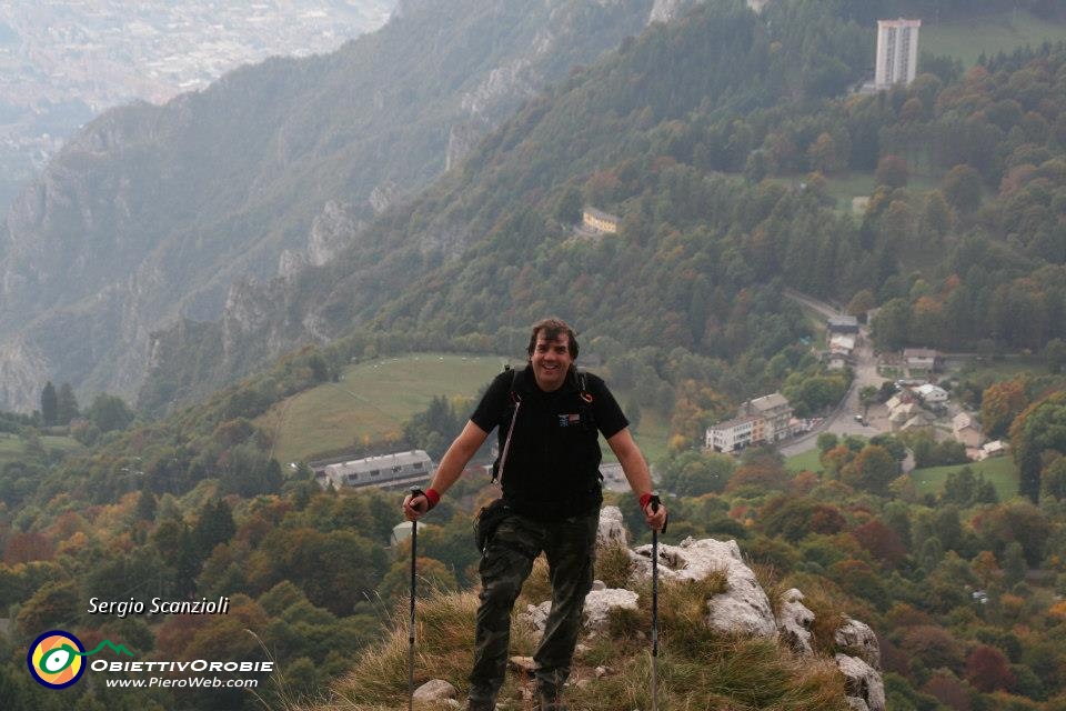 16 Sergio sullo  sfondo dei Resinelli.jpg